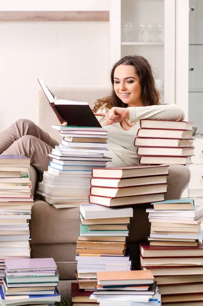 Giovane studentessa che si prepara per gli esami a casa — Foto Stock