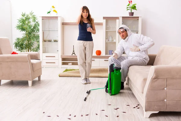 Joven contratista profesional haciendo control de plagas en piso — Foto de Stock