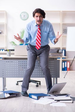 Genç bir erkek işçi aşırı işten memnun değil.