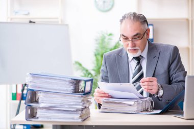 Yaşlanmış erkek çalışanlar aşırı işten memnun değil.