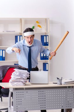 Ofiste çalışan erkek genç yaralı