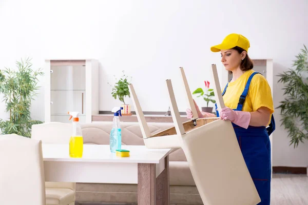 Vecchio appaltatore donna che fa lavori domestici — Foto Stock