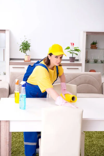 Gammal kvinnlig entreprenör som utför hushållsarbete — Stockfoto