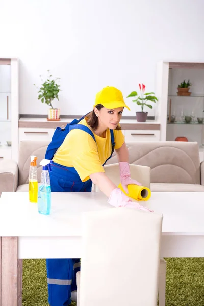 Old female contractor doing housework — Stock Photo, Image