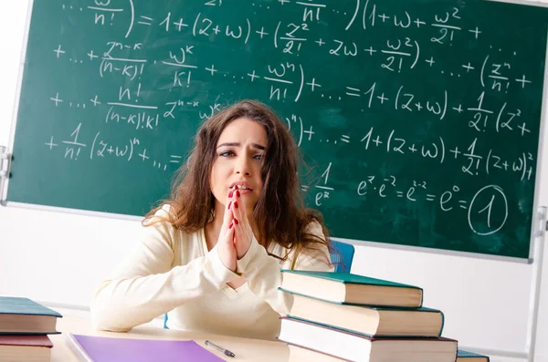 Joven profesora de matemáticas delante de pizarra — Foto de Stock