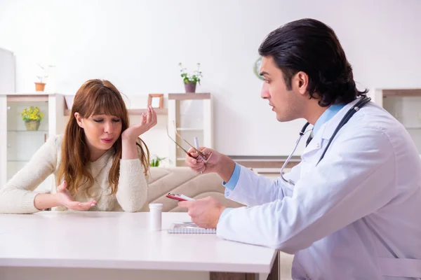Νεαρή γυναίκα ασθενής συζητά με τον ανδρικό ψυχολόγο — Φωτογραφία Αρχείου