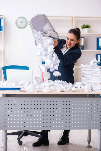 Geschäftsfrau lehnt neue Ideen mit vielen Papieren ab — Stockfoto