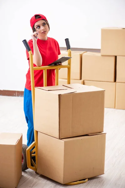 Jovem profissional movendo fazendo realocação em casa — Fotografia de Stock