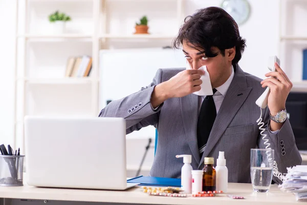 Homem com gripe a trabalhar no escritório — Fotografia de Stock