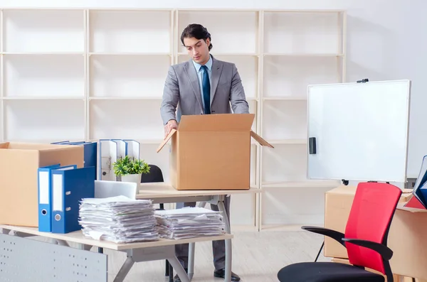 Jeune homme employé avec des boîtes dans le bureau — Photo