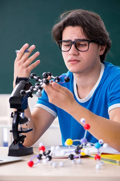 Jonge mannelijke student in de klas — Stockfoto