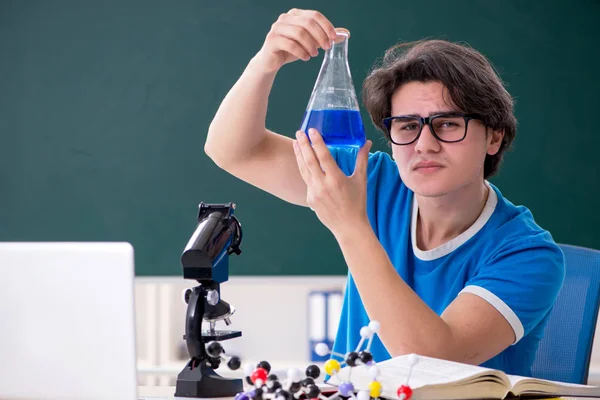 Mladý muž student ve třídě — Stock fotografie