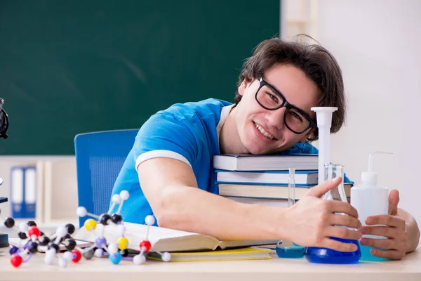 Jonge mannelijke student in de klas — Stockfoto