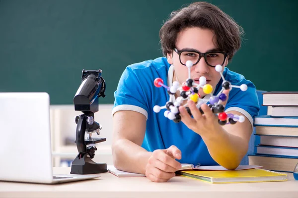 Jovem estudante na sala de aula — Fotografia de Stock