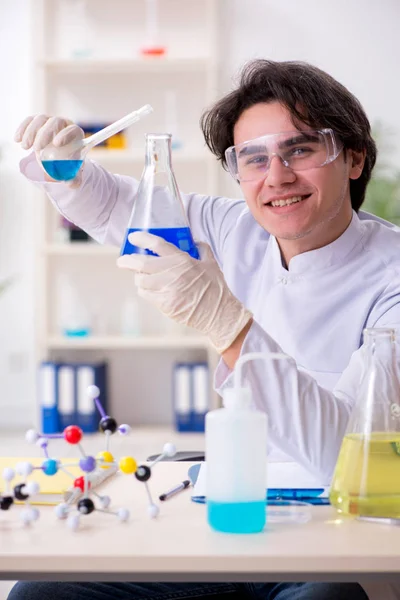 Bioquímico varón joven trabajando en el laboratorio — Foto de Stock