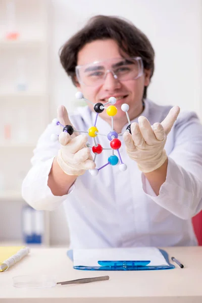 Jovem bioquímico do sexo masculino que trabalha no laboratório — Fotografia de Stock
