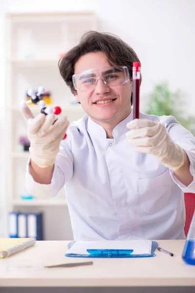 Mladý mužský biochemik pracující v laboratoři — Stock fotografie