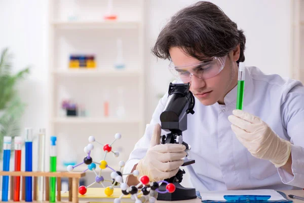 Młody biochemik pracujący w laboratorium — Zdjęcie stockowe