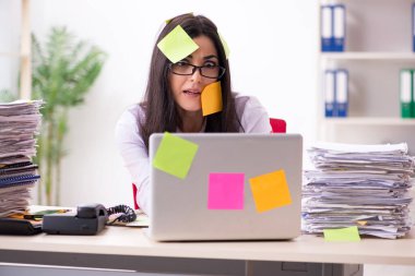 Çelişkili öncelik kavramında genç bayan çalışan