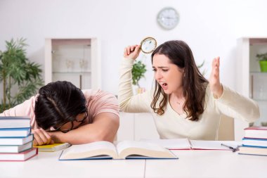 Öğrenciler sınava evde birlikte hazırlanıyorlar.