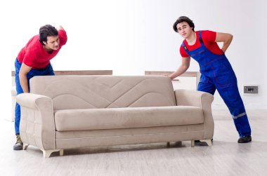 İki genç müteahhit kişisel eşyalarını taşıyor.