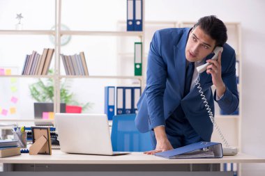 Ofisteki genç yakışıklı eleman.