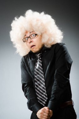 Genç adam afro peruk takıyor