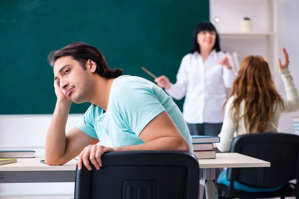 Old teacher and students in the classroom — Stock Photo, Image