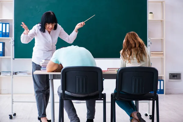 Gamla lärare och elever i klassrummet — Stockfoto