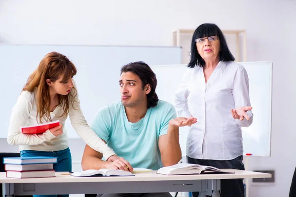 Vecchio insegnante e studenti in classe — Foto Stock