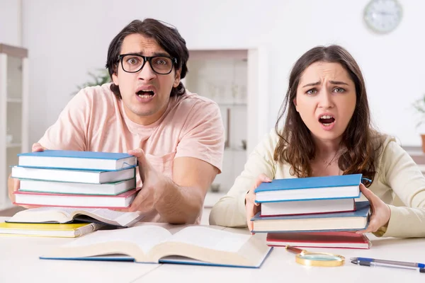 Studenter förbereder sig för tentamen tillsammans hemma — Stockfoto