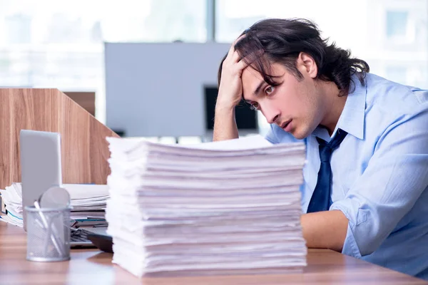 Junge Angestellte unzufrieden mit exzessiver Arbeit — Stockfoto
