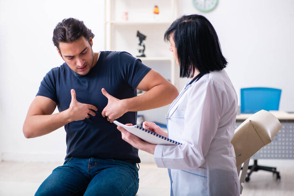 Молодой пациент мужчина посещает пожилую женщину-врача