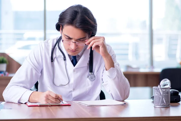 Klinikte çalışan yakışıklı genç bir doktor. — Stok fotoğraf