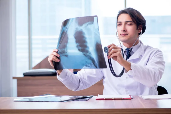 Giovane medico radiologo di sesso maschile che lavora in clinica — Foto Stock