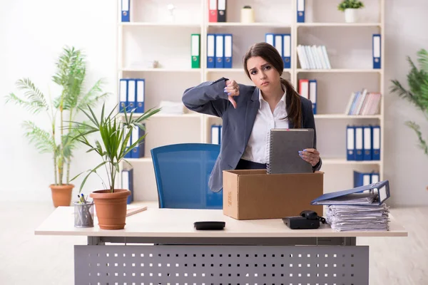 Uppsägning och avskedande koncept med kvinnlig anställd — Stockfoto