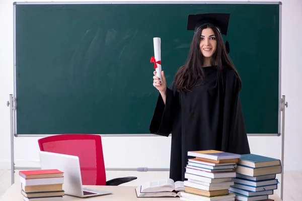 Étudiante diplômée devant le tableau vert — Photo