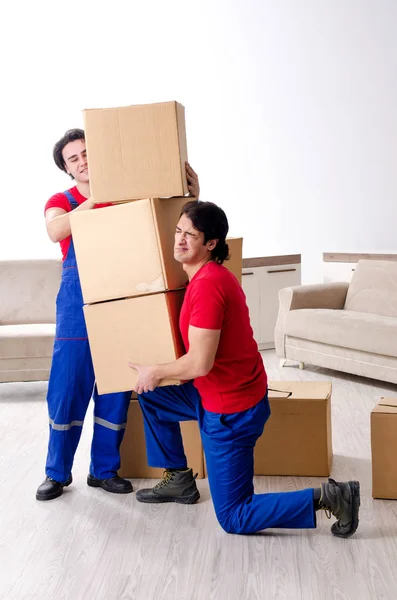 Två unga entreprenörer anställda flyttar personliga tillhörigheter — Stockfoto
