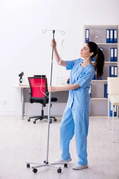 Giovane medico donna nel concetto di infusione — Foto Stock