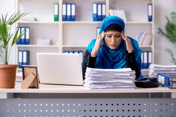 Funcionário feminino no hijab trabalhando no escritório — Fotografia de Stock