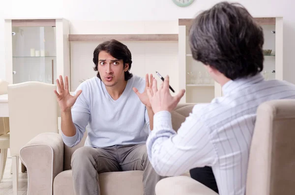 Jonge mannelijke patiënt in gesprek met psycholoog persoonlijk probleem — Stockfoto