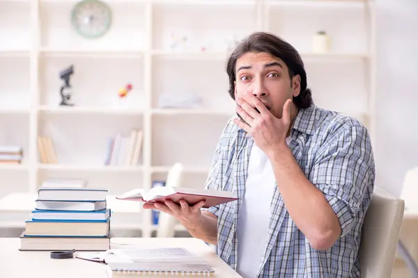 Giovane studente maschio preparazione per gli esami a casa — Foto Stock