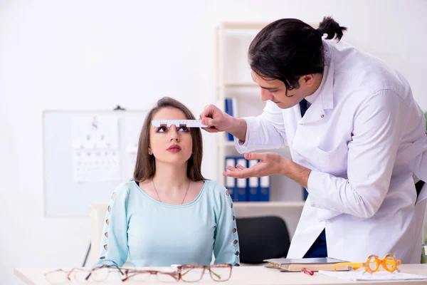 Giovane donna in visita medico oculista maschile — Foto Stock