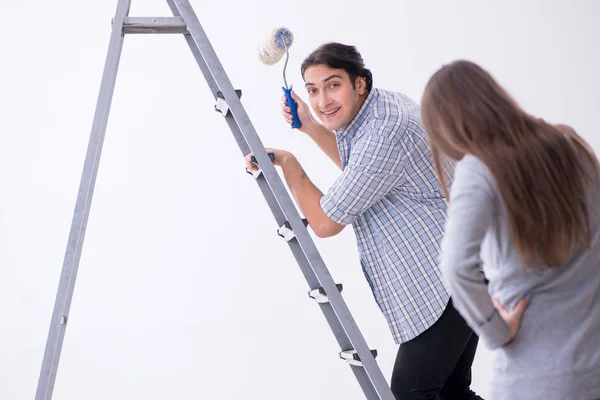 Jovem família fazendo renovação em casa — Fotografia de Stock