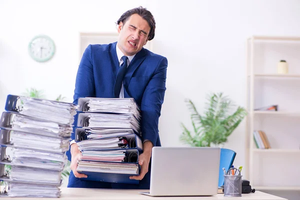 Junge männliche Mitarbeiter unzufrieden mit exzessiver Arbeit — Stockfoto