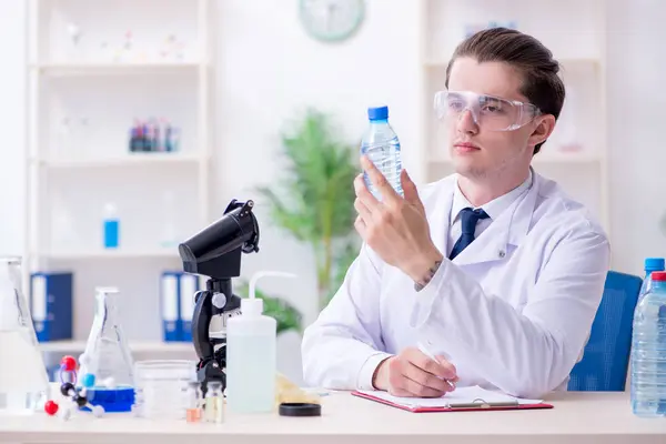 Jovem químico do sexo masculino experimentando em laboratório — Fotografia de Stock