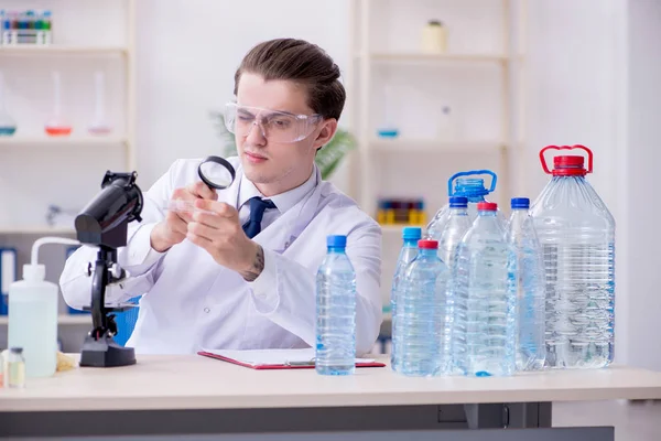 Joven químico masculino experimentando en laboratorio — Foto de Stock