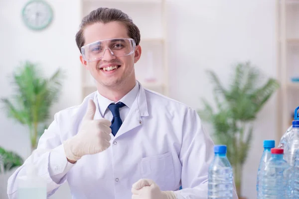 Young male chemist experimenting in lab — Stock Photo, Image