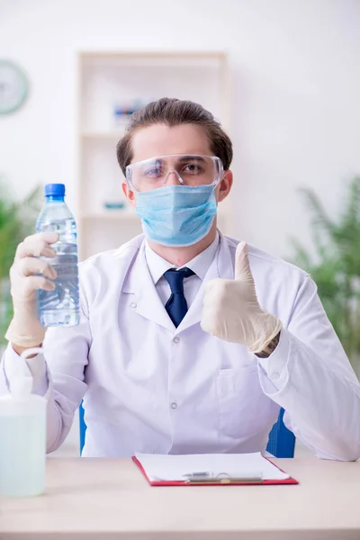 Jonge mannelijke chemicus experimenteert in het lab — Stockfoto