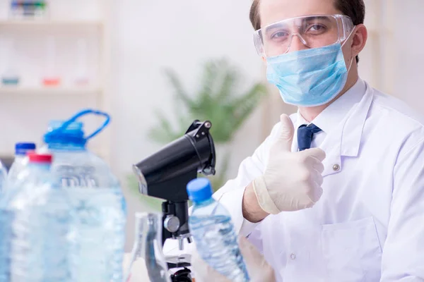 Jonge mannelijke chemicus experimenteert in het lab — Stockfoto